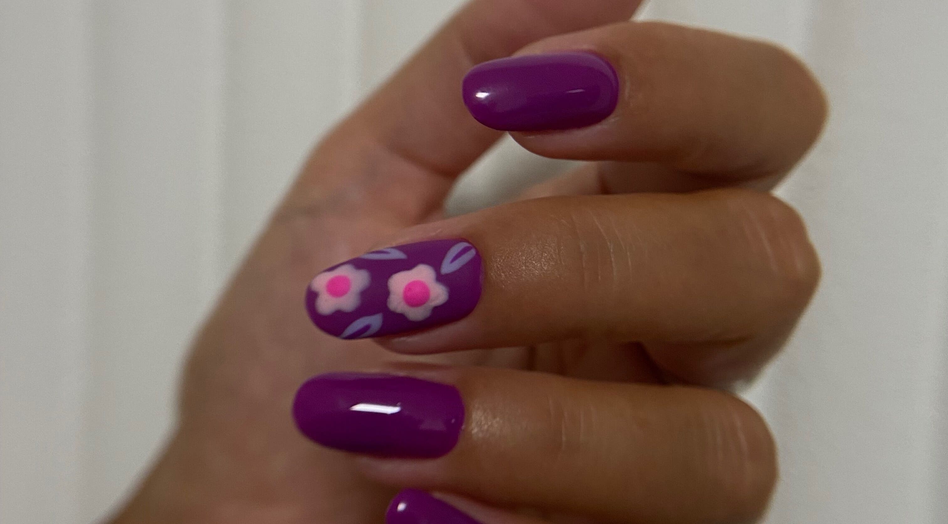 Cvjetni ljubičasti nokti u AMP - studio za nokte, Beograd, RS, s ružičastim cvjetovima.