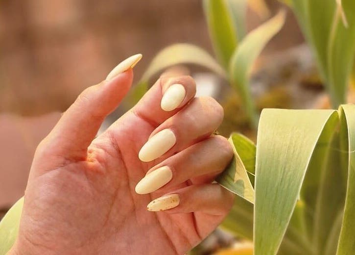 Bliske bež nokti u AMP - studio za nokte, Beograd, RS s profinjenim dizajnom.