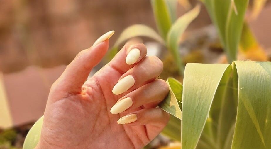 Bliske bež nokti u AMP - studio za nokte, Beograd, RS s profinjenim dizajnom.