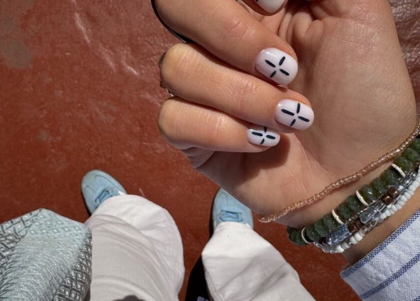 Nokti s uzorkom u AMP - studio za nokte, Beograd, RS, naglašeni šarenim narukvicama.