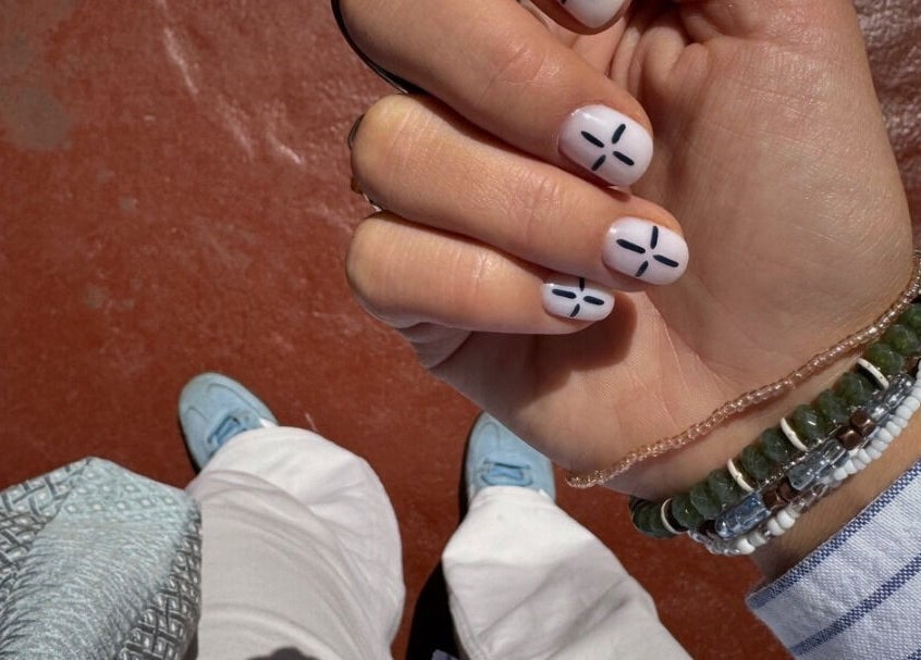 Nokti s uzorkom u AMP - studio za nokte, Beograd, RS, naglašeni šarenim narukvicama.