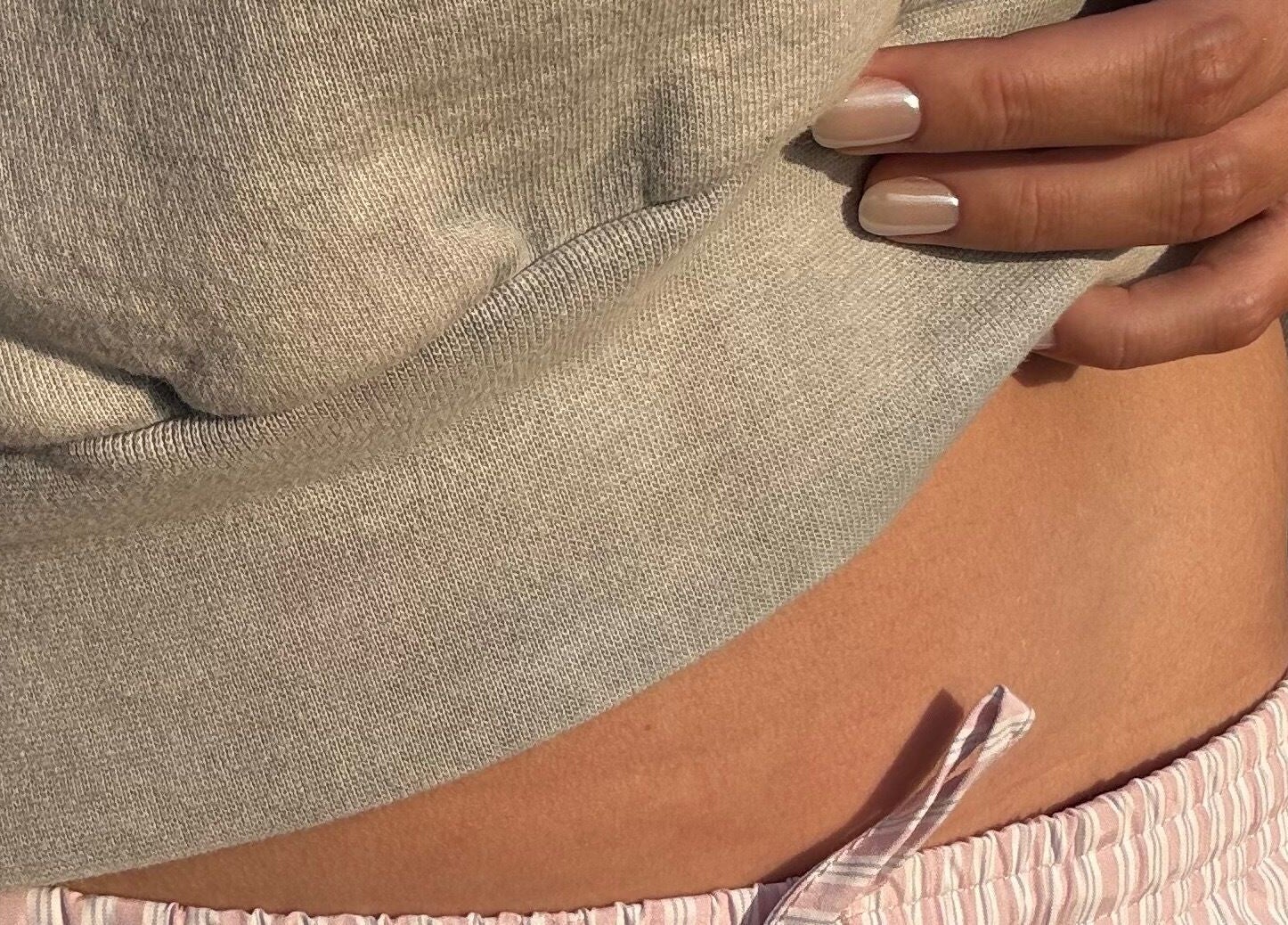 Ruka na opuštenom struku uz neutralne tonove odjeće, AMP - studio za nokte, Beograd, RS.