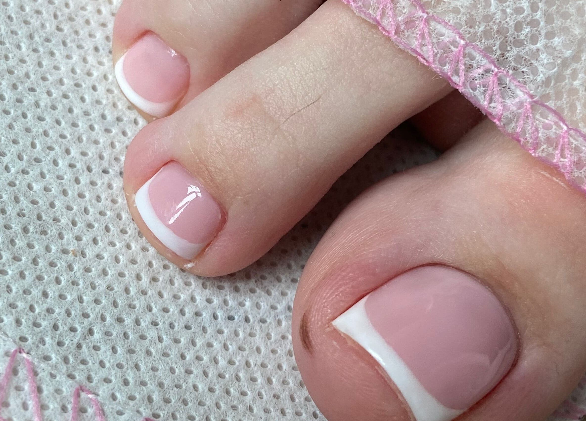 Francuski pedikir u AMP - studio za nokte, Beograd, RS na bijeloj tkanini.