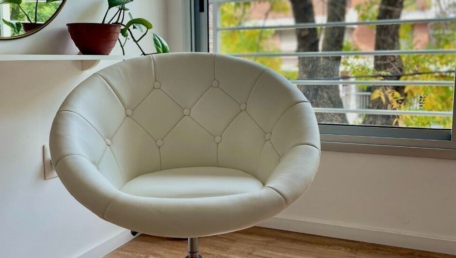 Cómodo sillón blanco en Hair Studio Elegance by Mica, Montevideo, Departamento de Montevideo, UY.