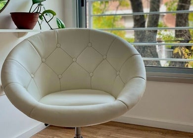 Cómodo sillón blanco en Hair Studio Elegance by Mica, Montevideo, Departamento de Montevideo, UY.