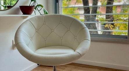 Cómodo sillón blanco en Hair Studio Elegance by Mica, Montevideo, Departamento de Montevideo, UY.