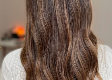 Cabello castaño con ondas suaves en Hair Studio Elegance by Mica, Montevideo, Departamento de Montevideo, UY.