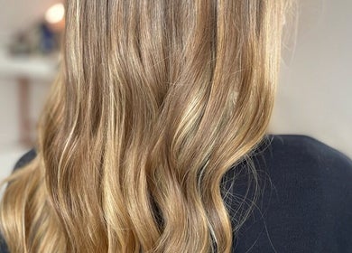 Hermosas ondas rubias en Hair Studio Elegance by Mica, Montevideo, Departamento de Montevideo, UY.
