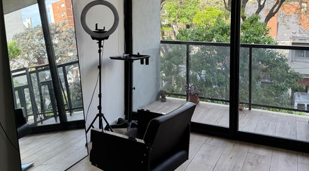 Área de peinado en Hair Studio Elegance by Mica, Montevideo, Departamento de Montevideo, UY con vista al exterior.