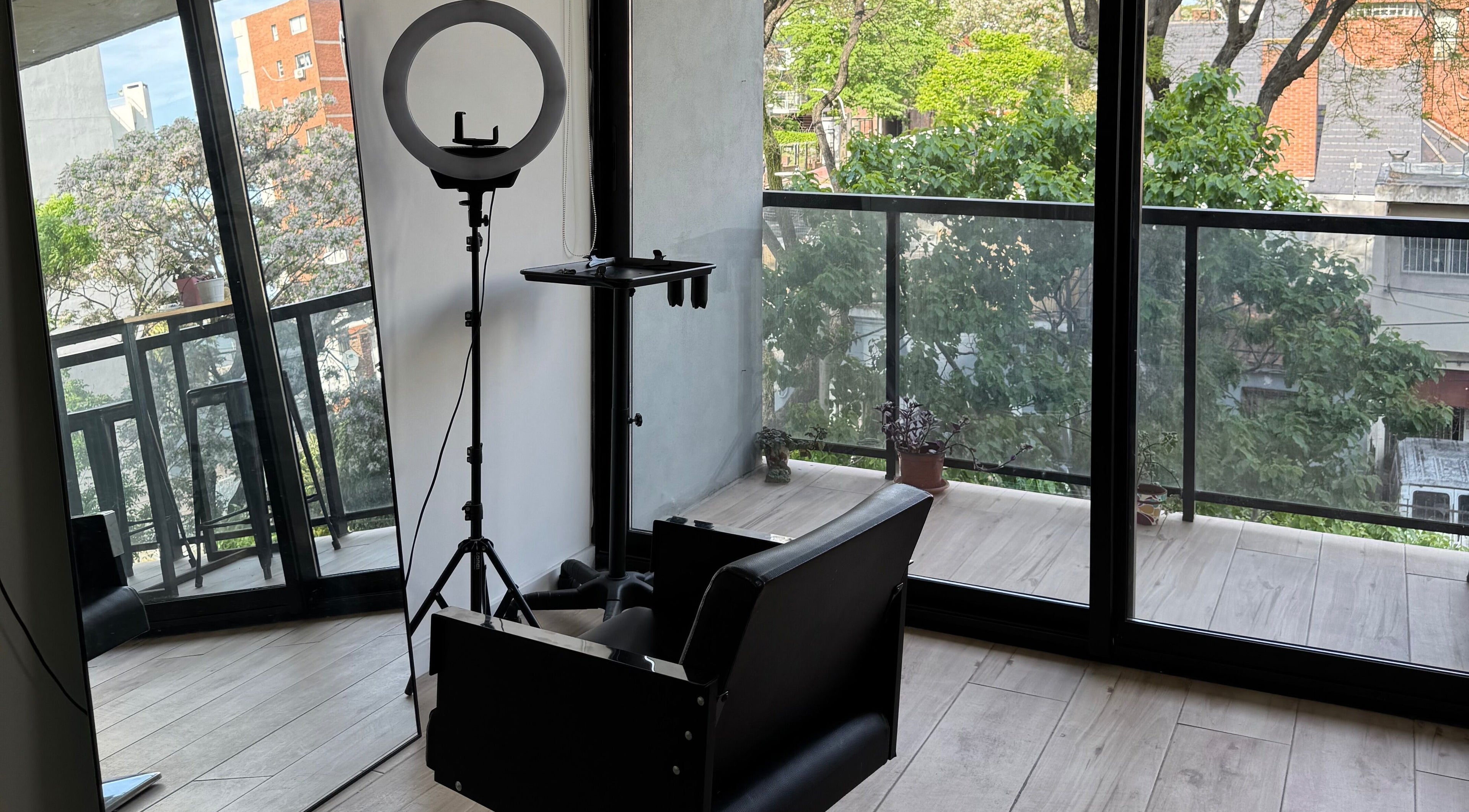 Área de peinado en Hair Studio Elegance by Mica, Montevideo, Departamento de Montevideo, UY con vista al exterior.