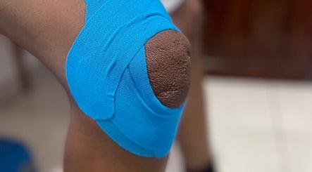 Terapia con cinta azul en la rodilla en Recovery Sport Lab, Santo Domingo, Distrito Nacional, DO.