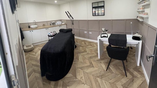 The Lash and Beauty Bar