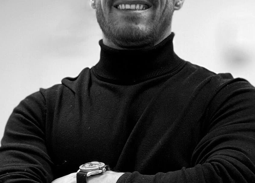 Un praticien confiant de Mr Stretch & Massage à Tarnos, Nouvelle-aquitaine, FR.