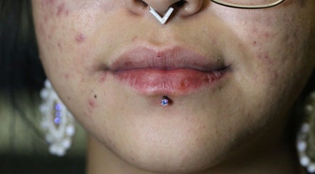 Fang Body Piercing kép 3