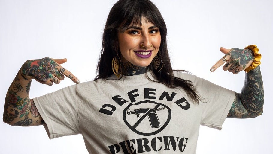 Fang Body Piercing, bilde 1