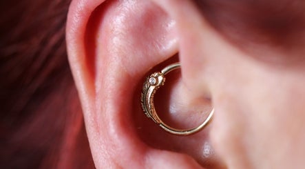 Fang Body Piercing, bilde 2