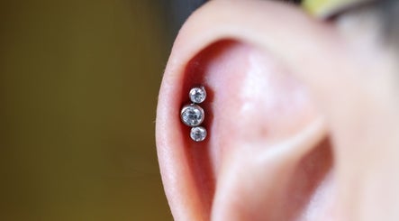 Fang Body Piercing, bilde 3