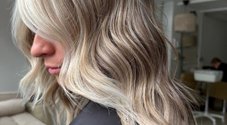 Blonde wavy hairstyle at saradoeshair, Stoke-on-Trent, England, GB, showcasing natural highlights.