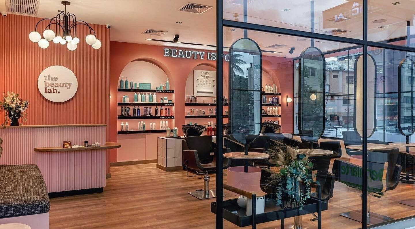 Chic interior of The Beauty Lab - Piantini in Santo Domingo showcasing modern salon design and products.