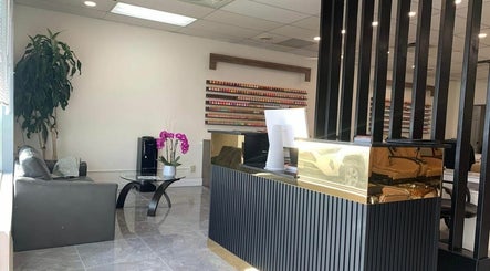 The Lounge Nails Spa & Beauty Bar