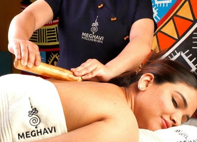 Therapist performs a relaxing massage at Meghavi Wellness Spa | The Stadel, Kolkata, West Bengal, IN.