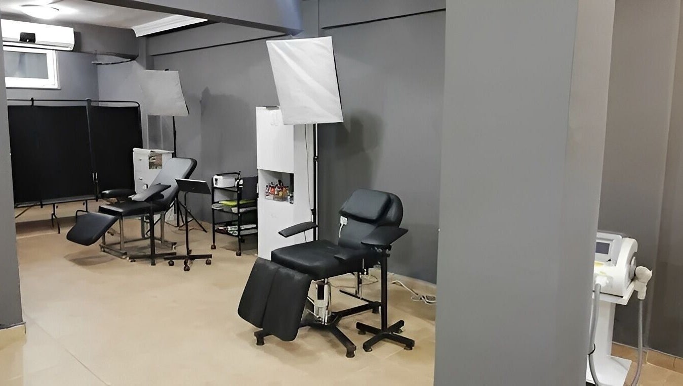 Moderner Tattoo-Raum bei Side Ink Tattoo ®️, Antalya, Antalya, TR mit stilvollen schwarzen Möbeln.