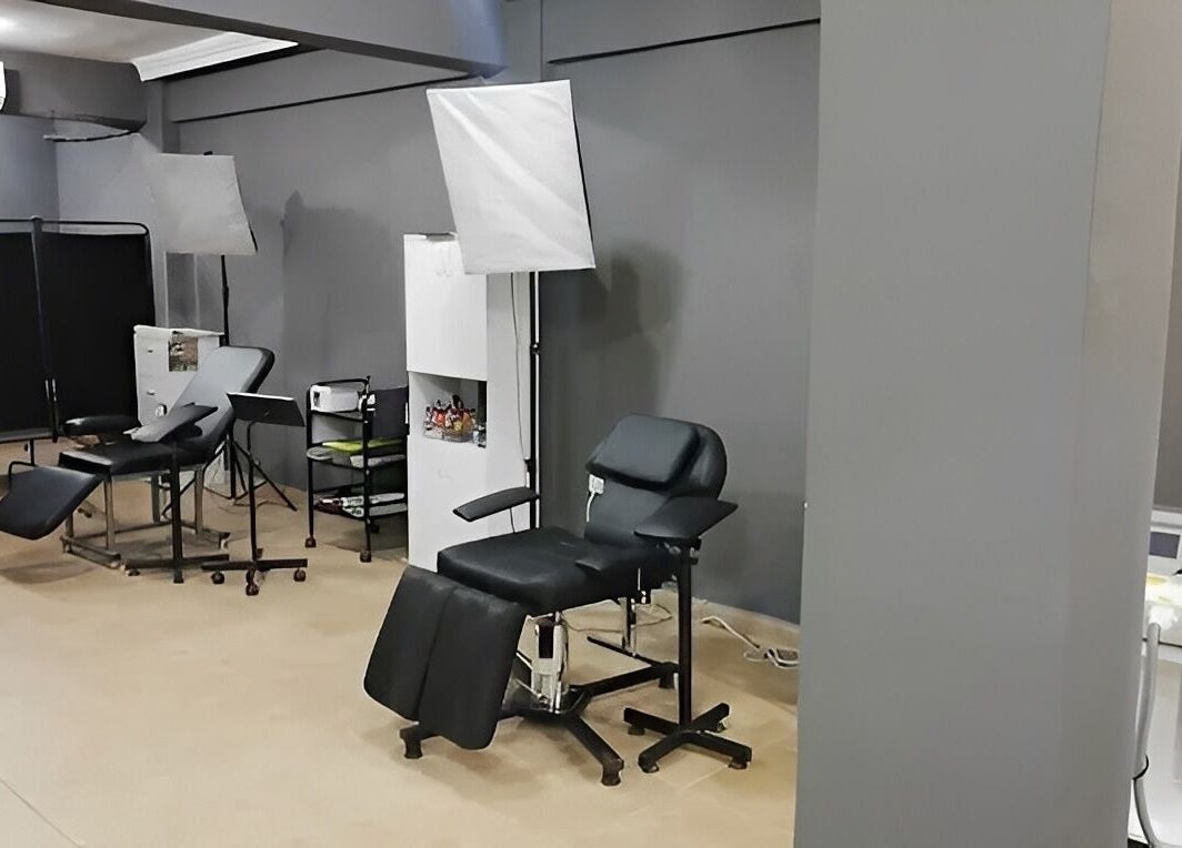 Moderner Tattoo-Raum bei Side Ink Tattoo ®️, Antalya, Antalya, TR mit stilvollen schwarzen Möbeln.