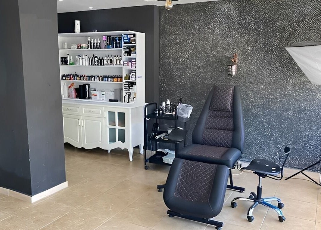 Moderner Tattoo-Bereich bei Side Ink Tattoo ®️, Antalya, Antalya, TR mit Liege und Tattoo-Ausrüstung.