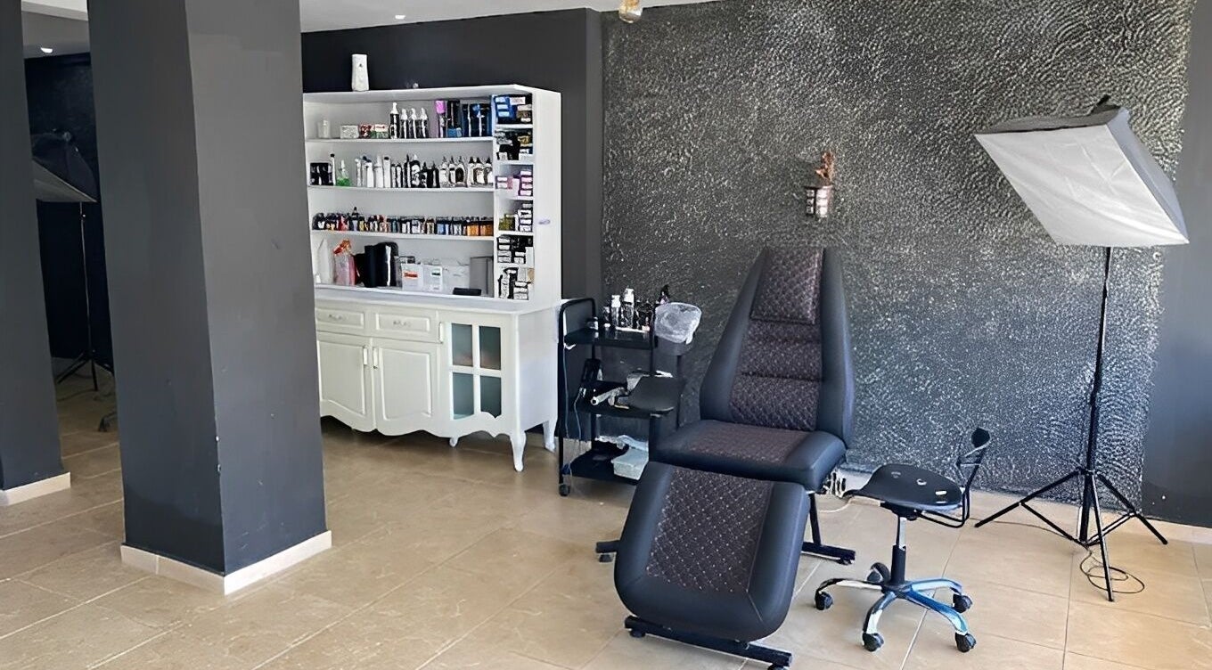 Moderner Tattoo-Bereich bei Side Ink Tattoo ®️, Antalya, Antalya, TR mit Liege und Tattoo-Ausrüstung.