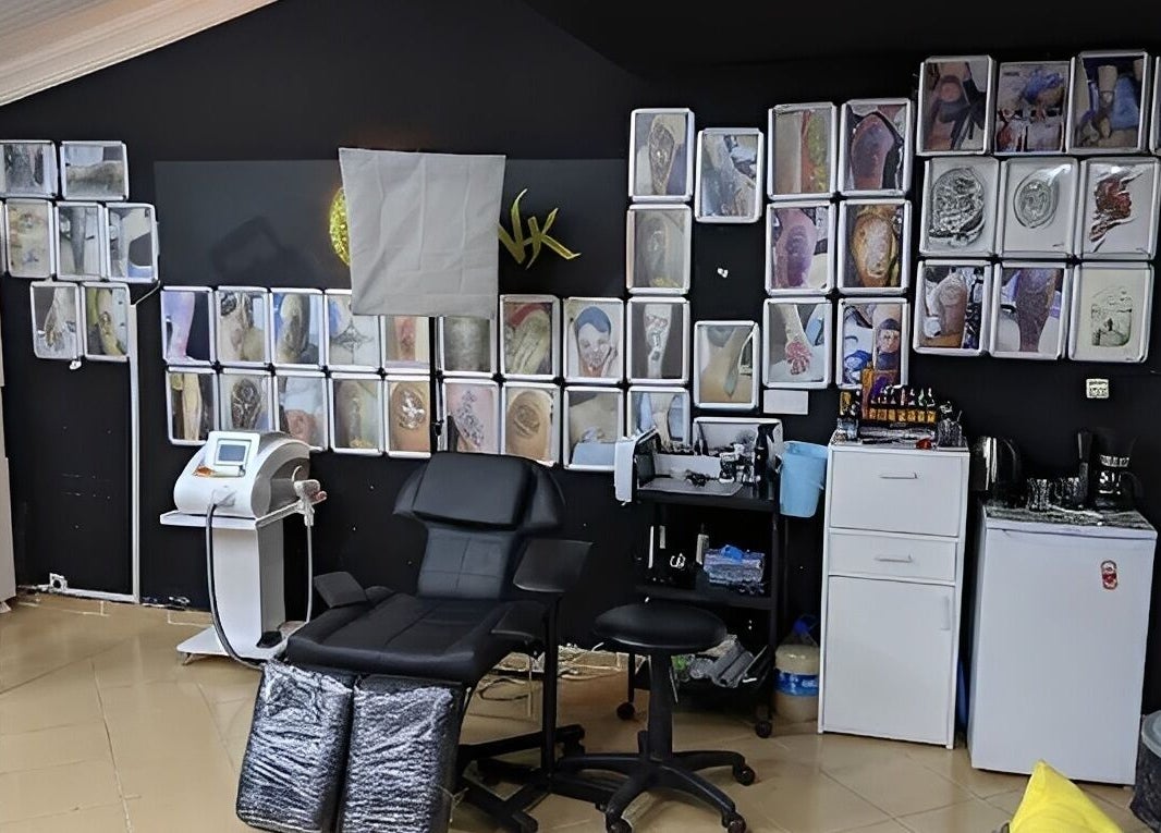 Innenansicht von Side Ink Tattoo ®️ in Antalya, Antalya, TR mit ausgestellten Tattoo-Designs.