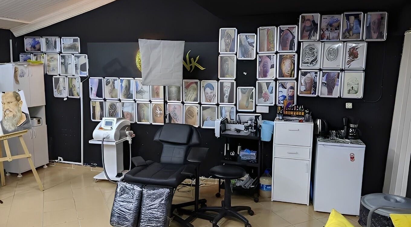 Innenansicht von Side Ink Tattoo ®️ in Antalya, Antalya, TR mit ausgestellten Tattoo-Designs.