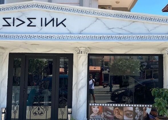 Antike Fassade von Side Ink Tattoo ®️ in Antalya, TR, zeigt modernes Tattoo-Studio.