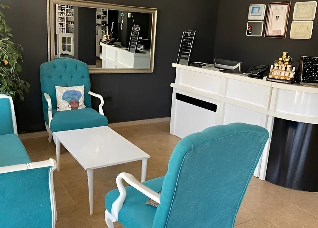 Gemütlicher Empfangsbereich bei Side Ink Tattoo ®️, Antalya, Antalya, TR, mit blauen Sesseln und weißem Tresen.