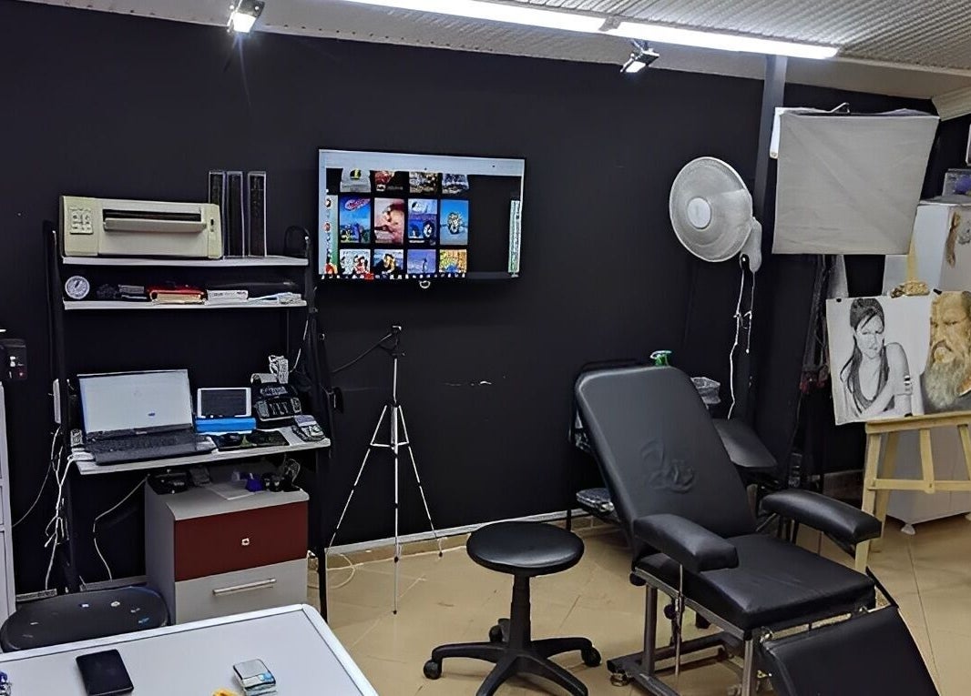 Innenraum von Side Ink Tattoo ®️ in Antalya, Antalya, TR mit moderner Einrichtung und Kunstwerken.