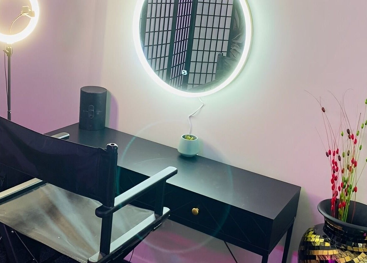 Chic makeup station at Bold and Beautiful- Makeup by Monik, Takanini, Auckland, NZ features a ring light and mirror.
