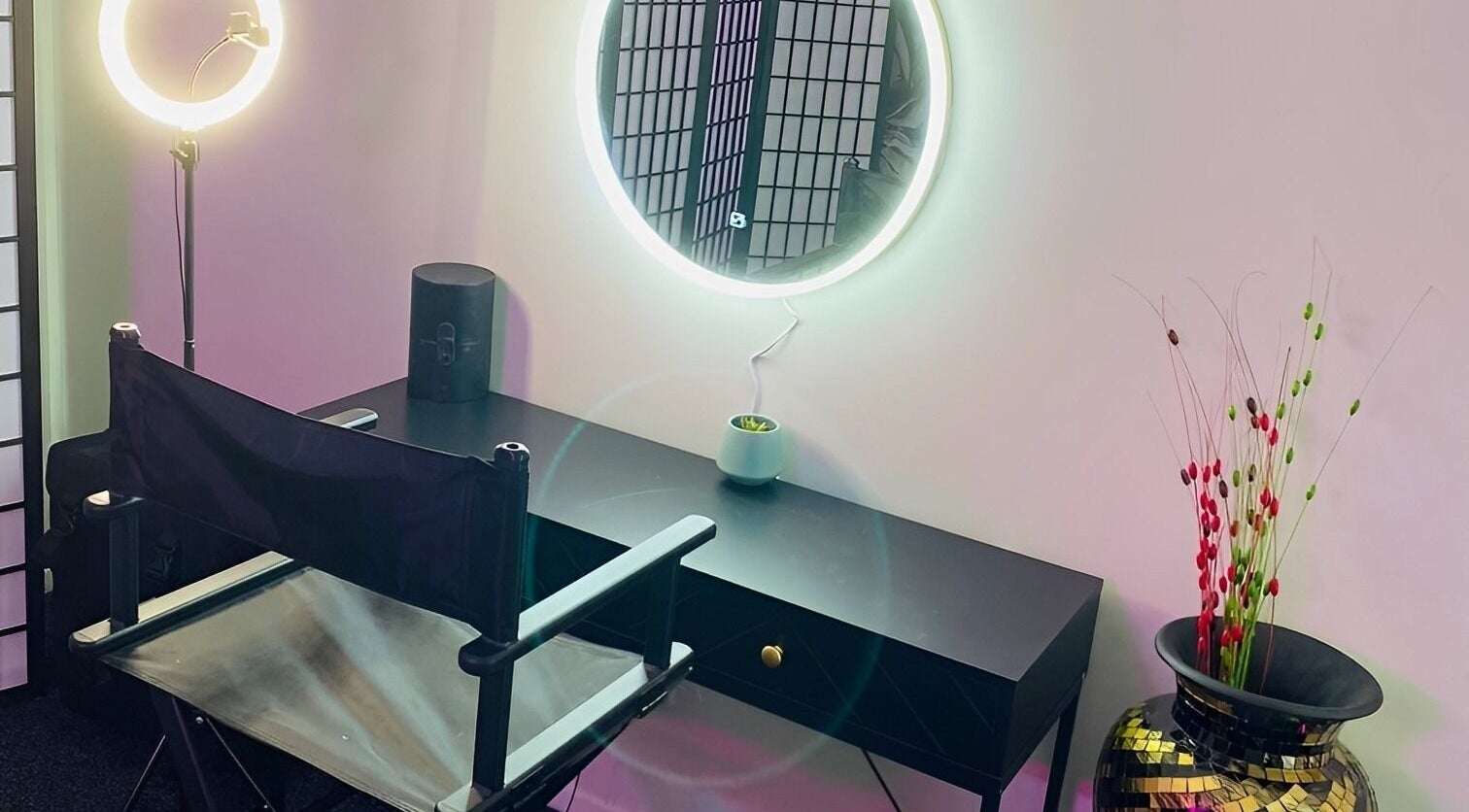 Chic makeup station at Bold and Beautiful- Makeup by Monik, Takanini, Auckland, NZ features a ring light and mirror.
