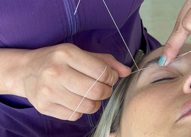 Depilación de cejas con hilo en Dharma Panamá, Panamá, Provincia De Panamá, PA.