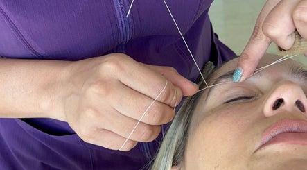 Depilación de cejas con hilo en Dharma Panamá, Panamá, Provincia De Panamá, PA.