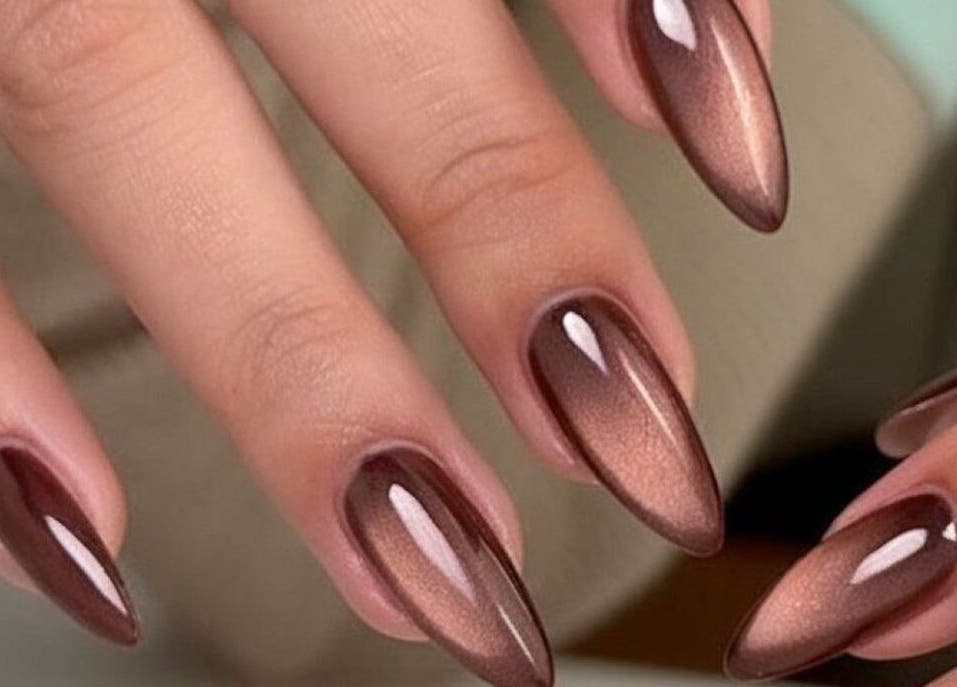 Manicura brillante en tonos bronce en Dharma Panamá, Panamá, Provincia De Panamá, PA.