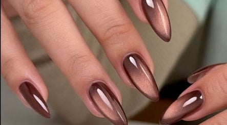 Manicura brillante en tonos bronce en Dharma Panamá, Panamá, Provincia De Panamá, PA.