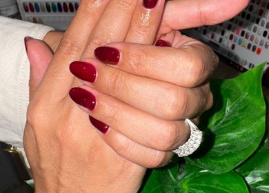 Manicura elegante en Dharma Panamá, Panamá, Provincia De Panamá, PA, con esmalte rojo brillante.