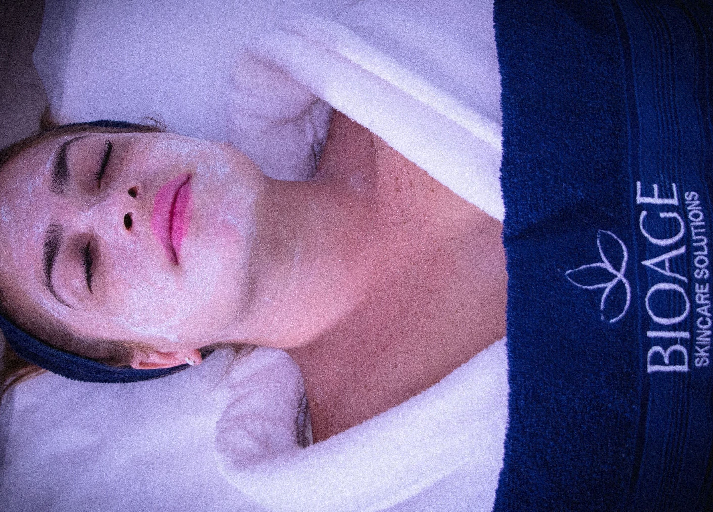 Mujer disfrutando de un tratamiento facial en Dharma Panamá, Panamá, Provincia De Panamá, PA.