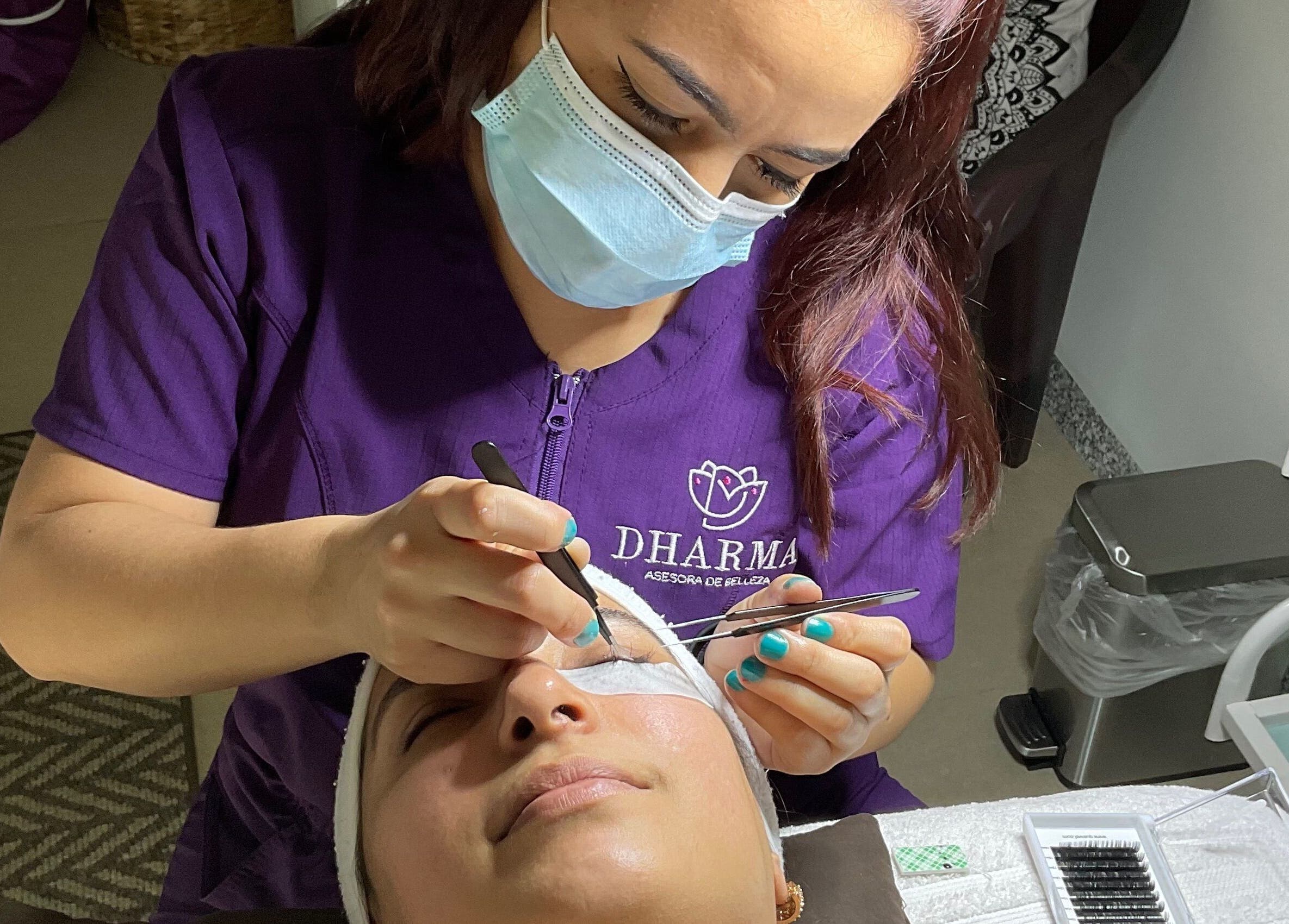 Técnica en Dharma Panamá aplicando pestañas en cliente, ubicada en Panamá, Provincia De Panamá, PA.