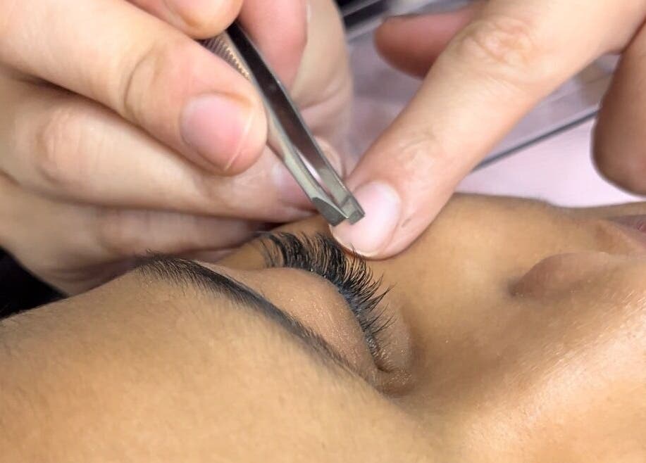 Aplicación de pestañas en Dharma Panamá, Panamá, Provincia De Panamá, PA, destacando precisión y calidad.