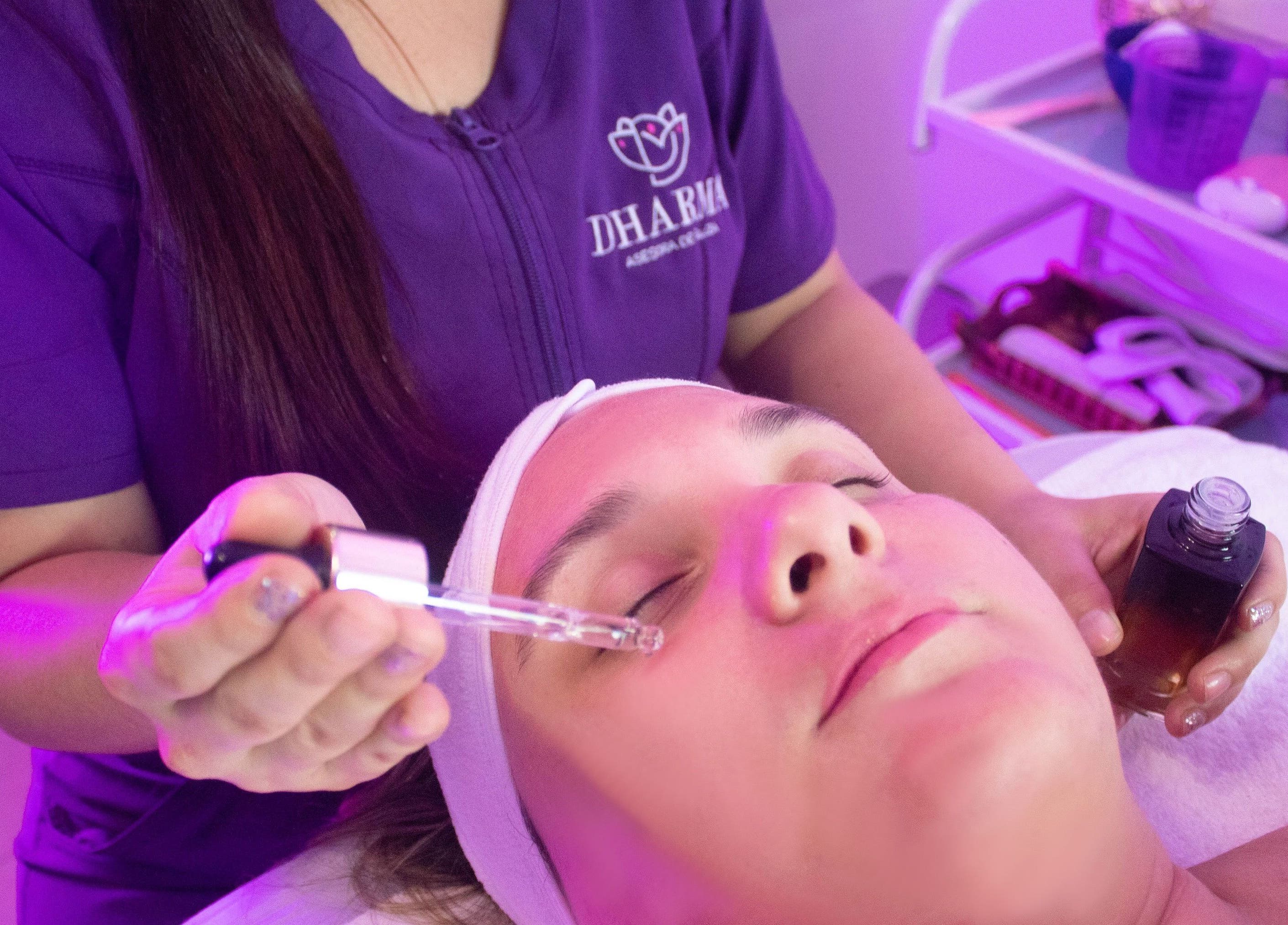 Tratamiento facial en Dharma Panamá, Provincia De Panamá, PA. Cuidados de la piel y relajación para la belleza.
