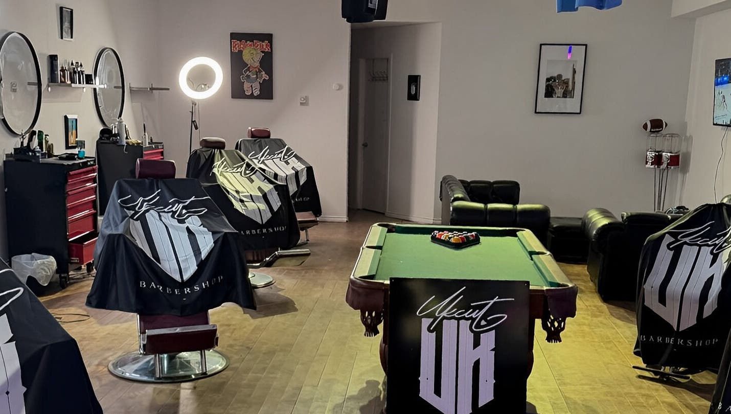 Intérieur chic et moderne du BARBERSHOP Chez UKCUT (avec ou sans rendez-vous) à Québec, Québec, CA.