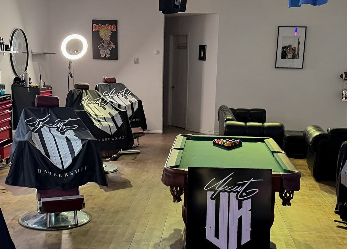 Intérieur chic et moderne du BARBERSHOP Chez UKCUT (avec ou sans rendez-vous) à Québec, Québec, CA.