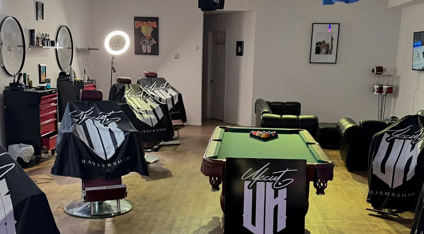 Intérieur chic et moderne du BARBERSHOP Chez UKCUT (avec ou sans rendez-vous) à Québec, Québec, CA.