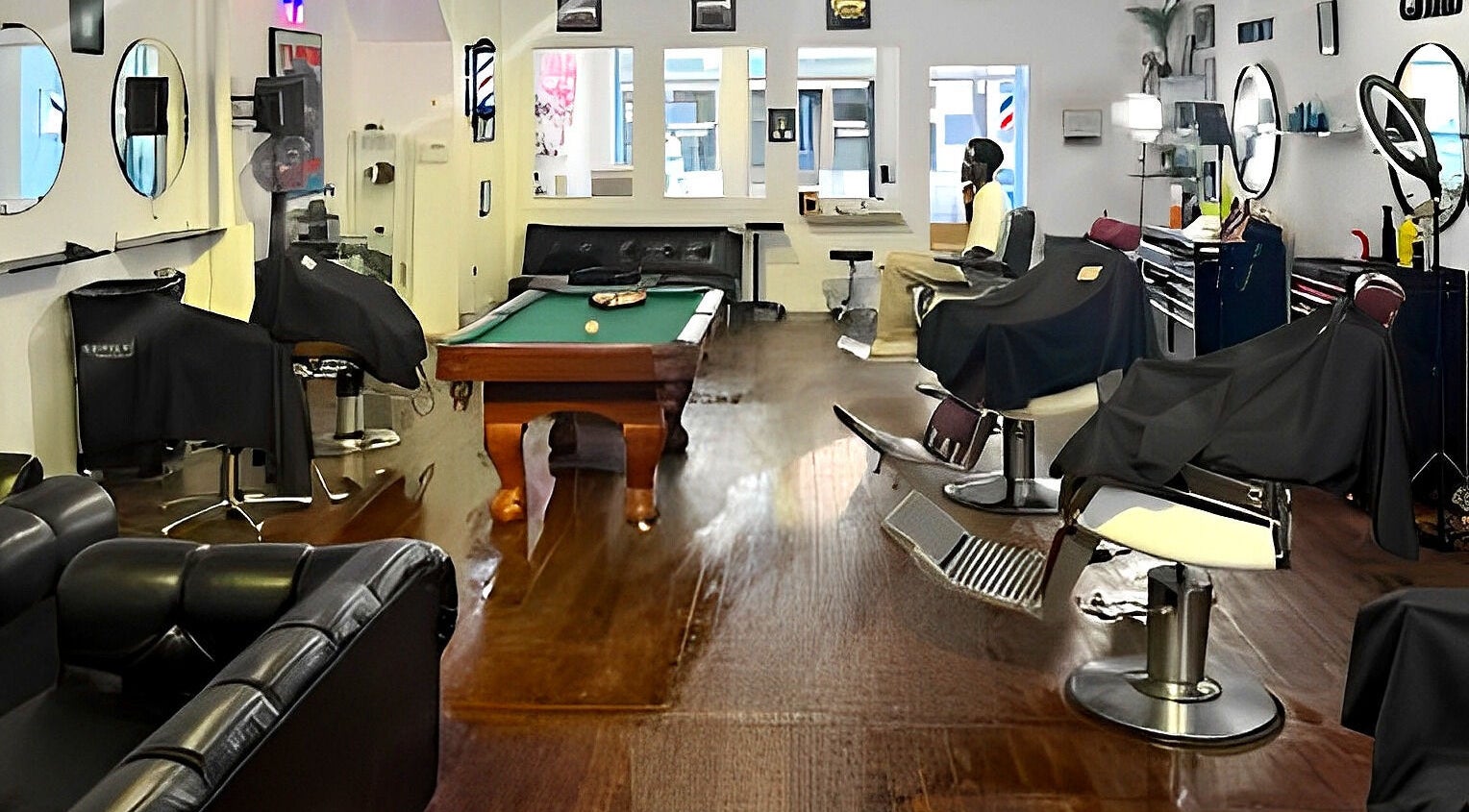 Intérieur moderne du BARBERSHOP Chez UKCUT à Québec, Québec, CA avec billard et fauteuils.