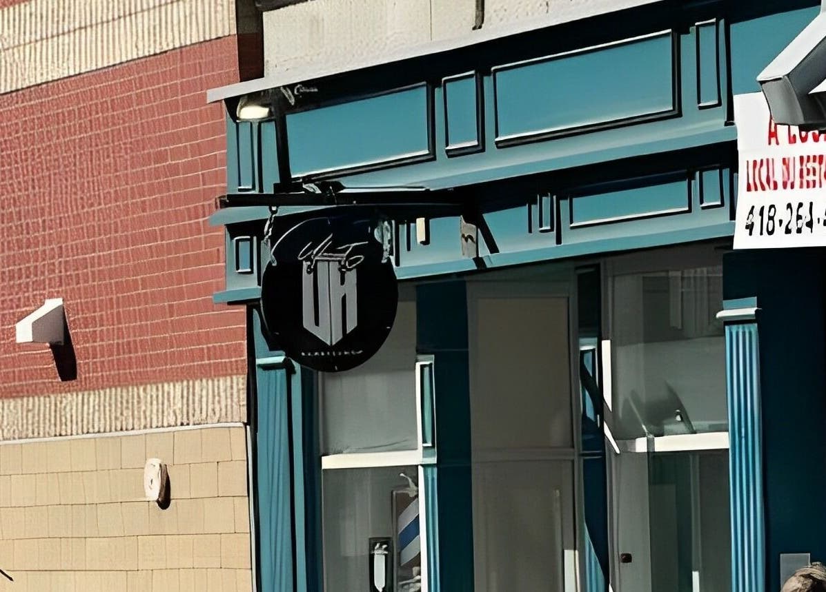 Entrée de BARBERSHOP Chez UKCUT à Québec, Québec, CA, avec enseigne élégante et architecture moderne.